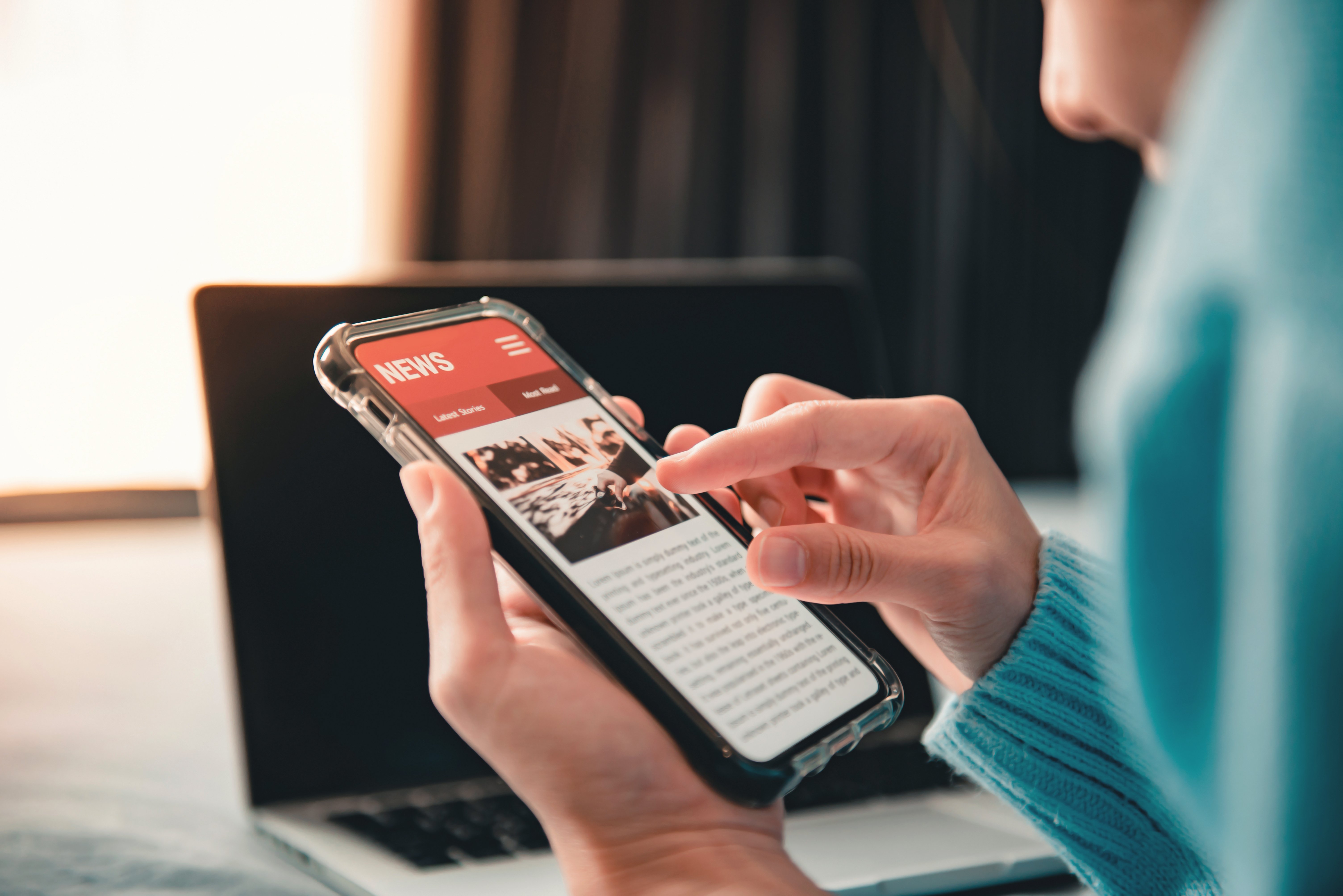 member-scrolling-news-on-phone